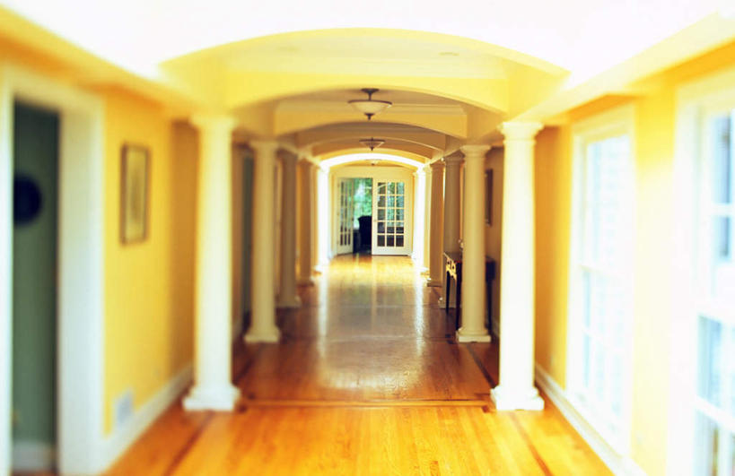 无人,家,横图,照片,室内,白天,正面,别墅,窗户,地板,门,相框,一排,许多,吊挂,悬挂,阴影,朦胧,模糊,整齐,光线,影子,柱子,房屋,屋子,公寓,走道,走廊,过道,地面,很多,挂,洋房,楼房,木地板,石柱,住宅,排列,一个,黄色,阳光,门框,摄影,单个,队列,圆柱体,相片,彩图,拍摄,照相,房子