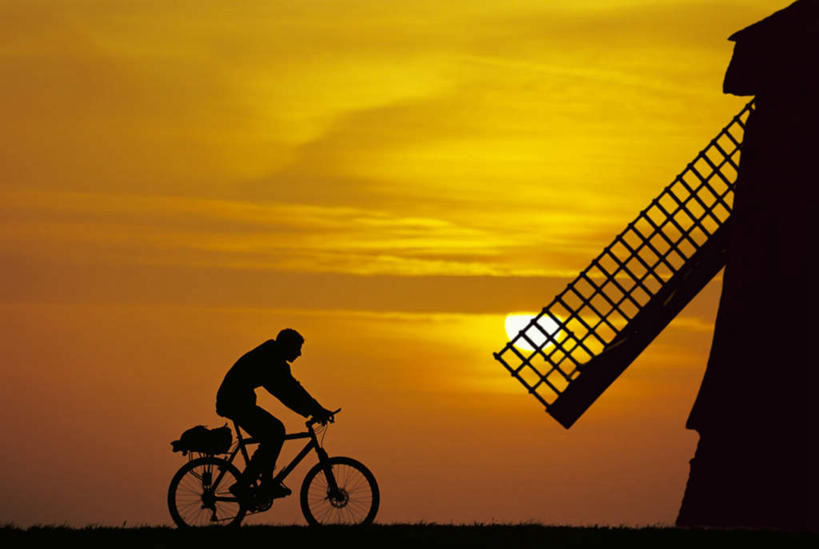 西方人,一个人,横图,室外,白天,侧面,旅游,度假,农业,风力发电机,日出,美景,太阳,自行车,风车,欧洲,欧洲人,仅一个男性,仅一个人,一辆,环保,电力,光线,光泽,景观,朝霞,晨曦,光芒,黎明,照射,娱乐,设备,车,脚踏车,仅一个年轻男性,一个,骑,黄色,阳光,自然,交通工具,驾驶,行驶,享受,休闲,发电,机械,景色,放松,工业,能源,单个,操纵,控制,资源,风力机,自然风光,载具,照耀,扇叶,光辉,利用,低碳,操控,把持,毫光,映照,风力发电,男人,男性,年轻男性,白种人,风轮机,朝阳,彩图,全身,破晓