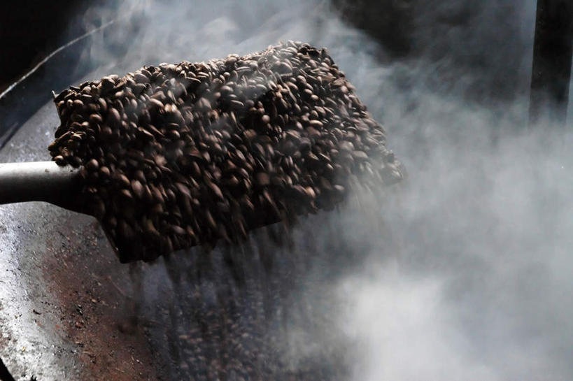 咖啡,无人,横图,俯视,室内,特写,白天,烹饪,植物,雾,豆,静物,厨具,金属制品,一把,一堆,许多,烤,堆叠,堆积,沸腾,金属,蒸汽,铲子,锅子,豆类,豆子,水蒸气,很多,锅,咖啡豆,锅具,堆,烹饪用具,豆科,蒸发,咖啡因,烹调用具,烹调,彩图,高角度拍摄,咖啡馆