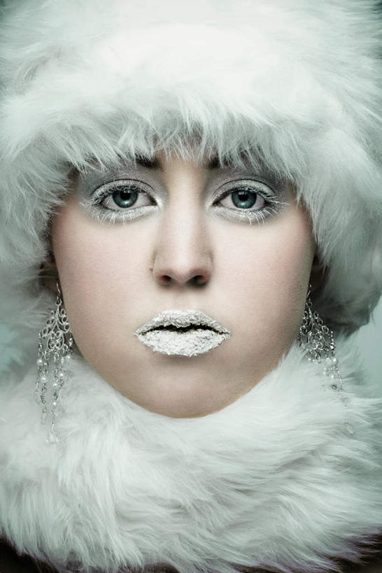 西方人,脸,头,眼睛,鼻子,嘴,脸颊,眉毛,睫毛,一个人,模特,竖图,室内,特写,白天,正面,化妆,时尚,帽子,欧洲,欧洲人,瞳孔,仅一个年轻女性,仅一个女性,仅一个人,漂亮,白色,唇彩,眼影,毛茸茸,美女,眼部,时髦,一顶,时兴,玉人,尤物,年轻女性,女人,女性,白种人,头部,鼻,鼻孔,睫,脸部,脸蛋,眉,面部,眼,眼睫毛,眼眉,嘴巴,嘴唇,模特儿,半身,彩图,眼眉毛,美人