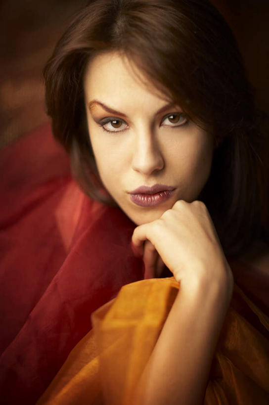 西方人,脸,头,脸颊,一个人,竖图,室内,白天,正面,欧洲,欧洲人,仅一个年轻女性,仅一个女性,仅一个人,灰色背景,鲜艳,丝巾,美丽,注视,漂亮,黄色,观察,看,美女,摄影,影棚,观看,察看,优美,关注,摩登,艳丽,斑斓,标致,瑰丽,娇艳,锦绣,娟秀,俊丽,奇丽,俏丽,时兴,秀丽,年轻女性,女人,女性,白种人,头部,脸部,脸蛋,面部,半身,彩图,影棚拍摄,拍摄