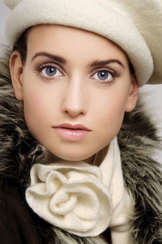 西方人,脸,头,脸颊,一个人,竖图,室内,白天,白色背景,正面,欧洲,欧洲人,仅一个年轻女性,仅一个女性,仅一个人,阴影,服装,鲜艳,光线,影子,灯光,美丽,注视,漂亮,衣服,观察,看,摄影,服饰,影棚,观看,察看,优美,衣着,穿着,关注,摩登,艳丽,衣饰,斑斓,标致,瑰丽,娇艳,锦绣,娟秀,俊丽,奇丽,俏丽,时兴,秀丽,年轻女性,女人,女性,白种人,头部,脸部,脸蛋,面部,半身,彩图,影棚拍摄,拍摄