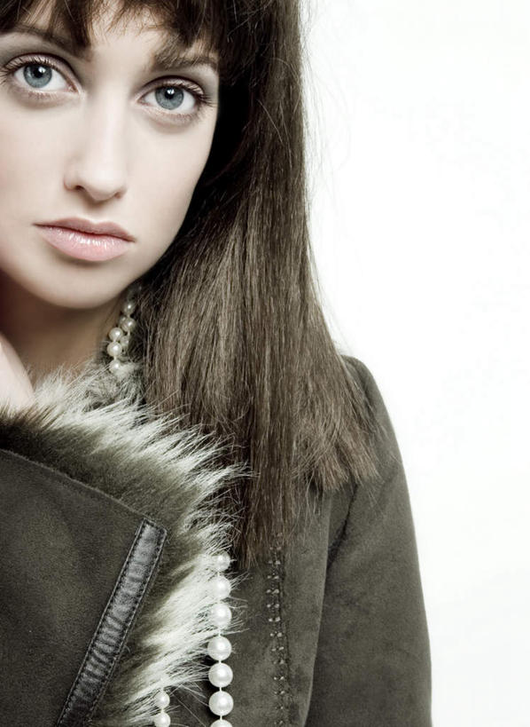 西方人,脸,头,脸颊,一个人,竖图,室内,白天,白色背景,正面,欧洲,欧洲人,仅一个年轻女性,仅一个女性,仅一个人,阴影,服装,鲜艳,光线,影子,灯光,美丽,注视,漂亮,衣服,观察,看,摄影,服饰,影棚,观看,察看,优美,衣着,穿着,关注,摩登,艳丽,衣饰,斑斓,标致,瑰丽,娇艳,锦绣,娟秀,俊丽,奇丽,俏丽,时兴,秀丽,年轻女性,女人,女性,白种人,头部,脸部,脸蛋,面部,半身,彩图,影棚拍摄,拍摄