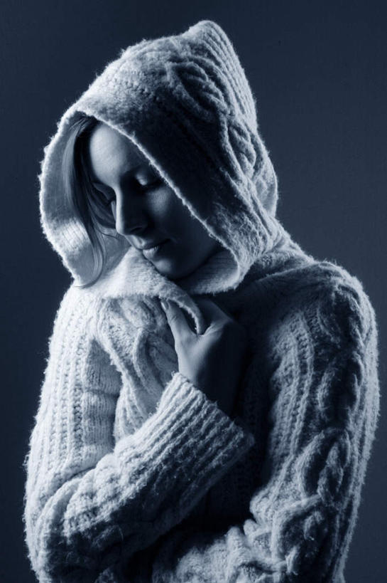 西方人,一个人,竖图,室内,白天,正面,毛衣,欧洲,欧洲人,仅一个年轻女性,仅一个女性,仅一个人,灰色背景,鲜艳,美丽,漂亮,摄影,影棚,优美,摩登,艳丽,斑斓,标致,瑰丽,娇艳,锦绣,娟秀,俊丽,奇丽,俏丽,时兴,秀丽,年轻女性,女人,女性,白种人,半身,彩图,影棚拍摄,绒衣,套衫,套头毛衣,线衣,拍摄