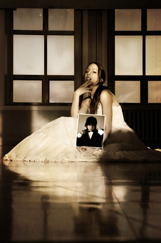 西方人,一个人,坐,竖图,室内,特写,白天,正面,婚纱,窗户,欧洲,欧洲人,仅一个年轻女性,仅一个女性,仅一个人,阴影,朦胧,模糊,鲜艳,光线,影子,灯光,美丽,注视,漂亮,玻璃窗,观察,看,观看,察看,优美,关注,摩登,艳丽,斑斓,标致,瑰丽,娇艳,锦绣,娟秀,俊丽,奇丽,俏丽,时兴,秀丽,年轻女性,女人,女性,白种人,坐着,彩图,全身,婚礼服,礼服