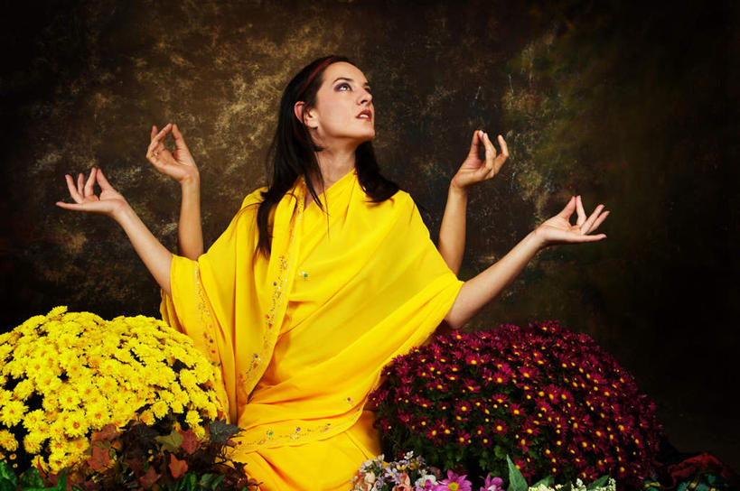 西方人,手,两个人,举,横图,室内,白天,正面,欧洲,欧洲人,服装,盛开,鲜艳,美丽,花蕾,漂亮,花,花瓣,花朵,鲜花,衣服,黄色,红色,花苞,花蕊,托,手部,服饰,优美,衣着,穿着,摩登,艳丽,衣饰,斑斓,标致,瑰丽,娇艳,锦绣,娟秀,俊丽,奇丽,俏丽,时兴,秀丽,年轻女性,女人,女性,白种人,举起,举手,举着,抬头,向上举,向上伸,向上托,仰头,半身,彩图