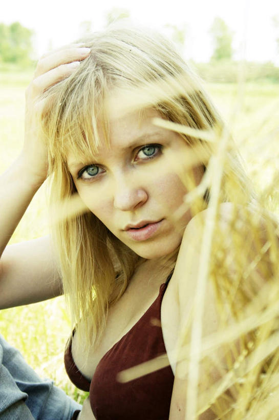 西方人,脸,头,脸颊,一个人,摸,竖图,室外,特写,白天,正面,性感,欧洲,欧洲人,仅一个年轻女性,仅一个女性,仅一个人,抚摸,阴影,朦胧,模糊,鲜艳,光线,影子,美丽,注视,漂亮,阳光,观察,看,观看,察看,优美,关注,摩登,艳丽,斑斓,标致,瑰丽,娇艳,锦绣,娟秀,俊丽,奇丽,俏丽,时兴,秀丽,年轻女性,女人,女性,白种人,头部,脸部,脸蛋,面部,触摸,接触,半身,彩图