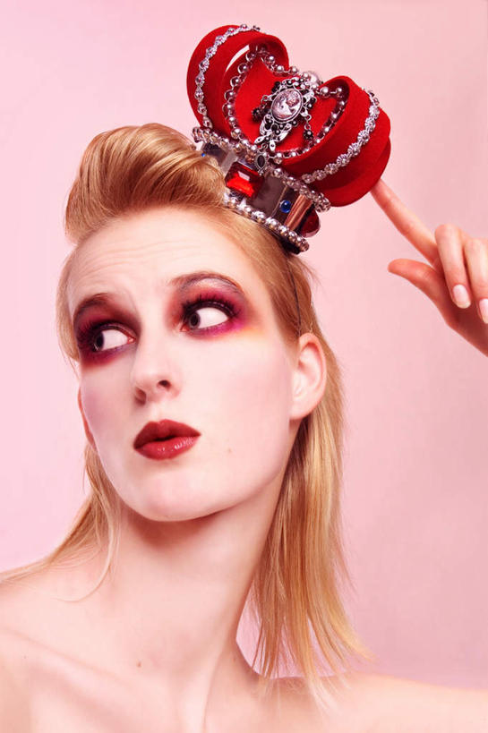 西方人,脸,头,脸颊,一个人,竖图,室内,白天,白色背景,正面,珠宝,欧洲,欧洲人,仅一个年轻女性,仅一个女性,仅一个人,装饰,鲜艳,头饰,美丽,漂亮,摄影,影棚,华丽,修饰,点缀,优美,摩登,艳丽,衬托,美观,雅致,雅观,斑斓,标致,瑰丽,娇艳,锦绣,娟秀,俊丽,奇丽,俏丽,时兴,秀丽,年轻女性,女人,女性,白种人,头部,脸部,脸蛋,面部,半身,彩图,影棚拍摄,拍摄