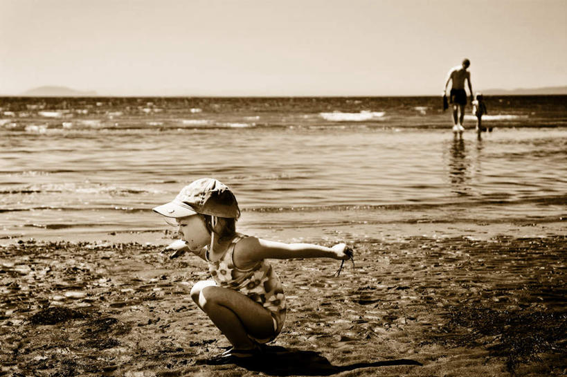 西方人,儿童,两个人,家庭,父亲,女儿,儿子,横图,室外,白天,正面,纯洁,海浪,海洋,沙滩,欧洲,欧洲人,沙子,海岸,浪花,水平线,辽阔,海平线,沙地,小孩,天空,海水,天,广阔,温暖,温馨,父女,父子,一家人,父爱,可爱,童年,童趣,一望无际,和睦,海景,童真,烂漫,无邪,无边无际,一马平川,天真,男孩,男人,男性,年轻男性,女孩,女人,女性,白种人,孩子,年轻人,大海,风浪,海,海水的波动,海滩,近岸浪,涌浪,彩图,全身,融洽,水天相接,水天一线,男生,女生