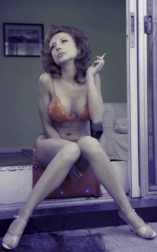 西方人,一个人,坐,吸烟,竖图,室外,白天,正面,高跟鞋,性感,门,鞋子,欧洲,欧洲人,仅一个年轻女性,仅一个女性,仅一个人,内衣,注视,门框,观察,看,观看,察看,关注,年轻女性,女人,女性,白种人,抽烟,抬头,仰头,坐着,彩图,全身