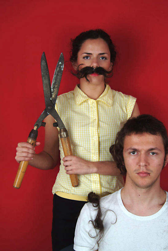 西方人,胡须,两个人,站,坐,举,竖图,室内,白天,正面,欧洲,欧洲人,握,修剪,阴影,红色背景,服装,反射,工具,剪刀,影子,拿,拿着,注视,休闲装,衣服,观察,看,托,站着,休闲,休闲服,握着,摄影,服饰,影棚,观看,裁剪,察看,剪子,剪裁,切割,关注,男人,男性,年轻男性,年轻女性,女人,女性,白种人,山羊胡,胡子,举起,举手,举着,向上举,向上伸,向上托,站立,坐着,半身,彩图,影棚拍摄,拍摄