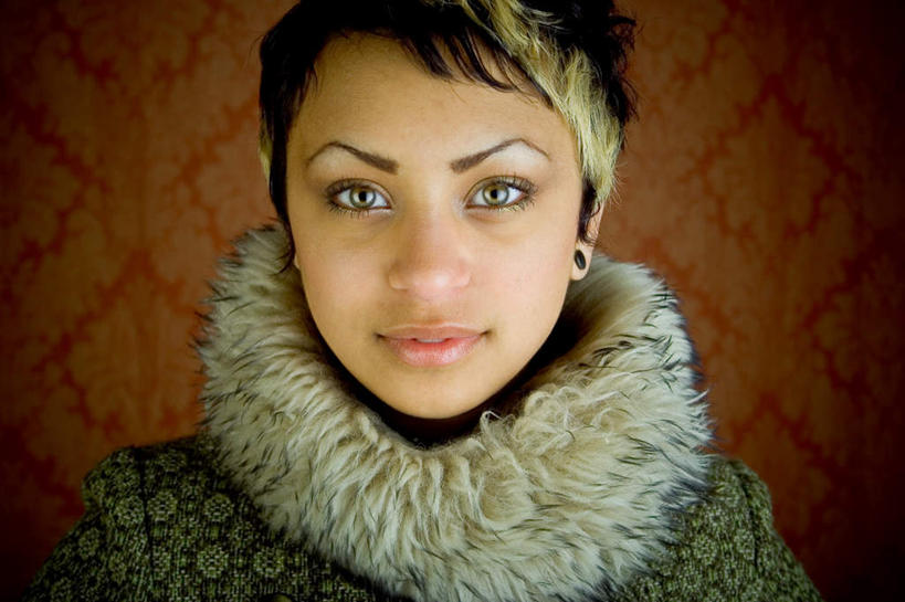 西方人,眼睛,眉毛,睫毛,一个人,笑,微笑,横图,室内,特写,白天,正面,毛衣,欧洲,欧洲人,瞳孔,仅一个年轻女性,仅一个女性,仅一个人,服装,装饰,注视,休闲装,耳钉,衣服,黄色,观察,看,休闲,休闲服,眼部,服饰,观看,华丽,修饰,点缀,察看,关注,衬托,美观,雅致,雅观,年轻女性,女人,女性,白种人,睫,眉,眼,眼睫毛,眼眉,半身,彩图,绒衣,套衫,套头毛衣,线衣,眼眉毛