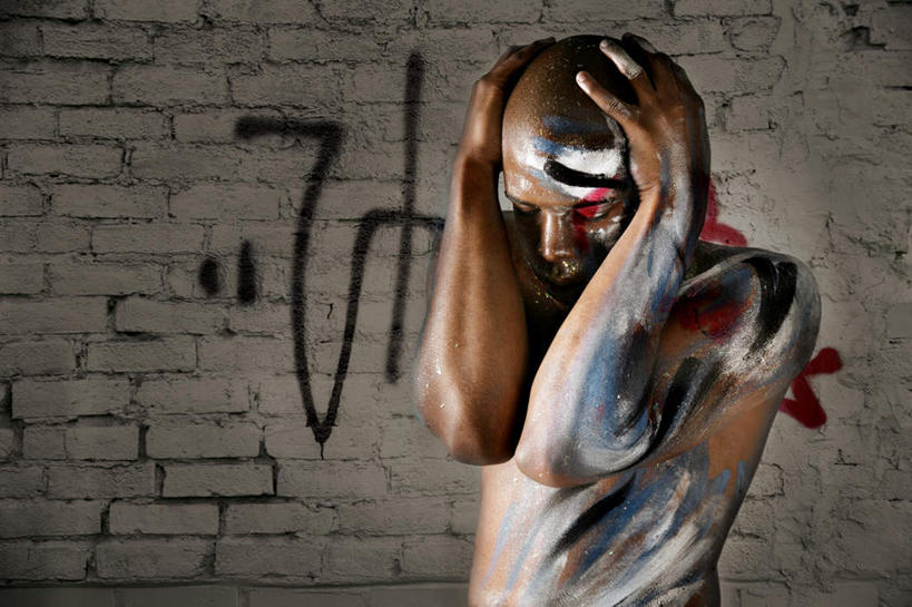 西方人,一个人,闭眼,横图,室外,白天,正面,时尚,欧洲,非洲,黑人,欧洲人,仅一个男性,仅一个人,抱头,阴影,装饰,反射,影子,墙,涂抹,文化,纹身,墙壁,墙面,仅一个年轻男性,疼痛,个性,肮脏,信仰,颜料,悲伤,华丽,修饰,点缀,痛苦,刺青,追求,想象,邋遢,文身,勇气,崇拜,张扬,衬托,美观,雅致,雅观,捧首,捧头,疾苦,苦楚,龌龊,污秽,男人,男性,年轻男性,非洲人,闭眼睛,闭着眼,闭着眼睛,半身,彩图