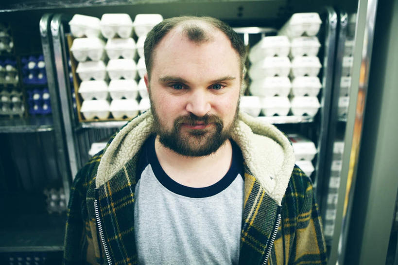 西方人,胡须,一个人,商店,站,横图,俯视,室内,白天,欧洲,欧洲人,仅一个男性,仅一个人,仅一个中年男性,一堆,许多,堆叠,堆积,服装,塑料,注视,休闲装,商铺,盒子,衣服,容器,塑料制品,观察,看,站着,休闲,休闲服,服饰,便当盒,观看,储藏,堆,察看,储存,关注,市肆,商号,男人,男性,中年男性,白种人,胡子,络腮胡,站立,半身,彩图,高角度拍摄,店铺,贮存