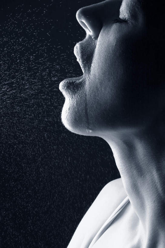 西方人,脸,头,脸颊,一个人,竖图,室内,白天,正面,欧洲,欧洲人,仅一个年轻女性,仅一个女性,仅一个人,阴影,黑色背景,光线,液体,影子,灯光,张嘴,摄影,影棚,喷嚏,年轻女性,女人,女性,白种人,头部,脸部,脸蛋,面部,张开嘴,半身,彩图,影棚拍摄,拍摄