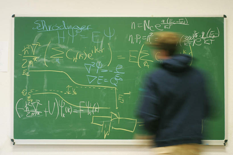 西方人,一个人,教师,站,横图,室内,白天,数据,欧洲,欧洲人,仅一个男性,仅一个人,仅一个中年男性,服装,朦胧,模糊,符号,注视,休闲装,背面,衣服,黑板,观察,看,站着,休闲,休闲服,讲解,解说,服饰,观看,察看,书写,关注,讲授,男人,男性,中年男性,白种人,讲师,教授,老师,站立,半身,彩图