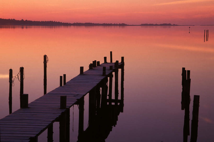 无人,码头,横图,室外,白天,正面,旅游,度假,美景,山,山脉,港口,平静,木制,景观,山峰,水平线,晚霞,霞光,辽阔,树桩,海平线,山峦,娱乐,树,树干,自然,黄昏,木制品,群山,享受,休闲,广阔,木桩,景色,彩霞,放松,宁静,一望无际,矗立,自然风光,耸立,挺立,无边无际,一马平川,夕照,夕阳,彩图,摆渡口,埠头,渡口,渡头,港湾,海港,货运码头,口岸,商港,水天相接,水天一线,斜阳