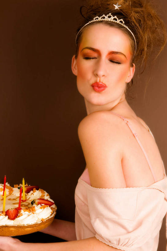 点心,西方人,一个人,坐,闭眼,竖图,室内,白天,侧面,化妆,美容,下午茶,蜡烛,欧洲,欧洲人,仅一个年轻女性,仅一个女性,仅一个人,护肤,火焰,烛光,食品,燃烧,扭头,食物,糕点,一个,点燃,嘟嘴,转头,保养,享受,休闲,撅嘴,眼影,放松,保健,单个,头冠,眼妆,养颜,年轻女性,女人,女性,白种人,闭眼睛,闭着眼,闭着眼睛,坐着,半身,彩图,蛋糕