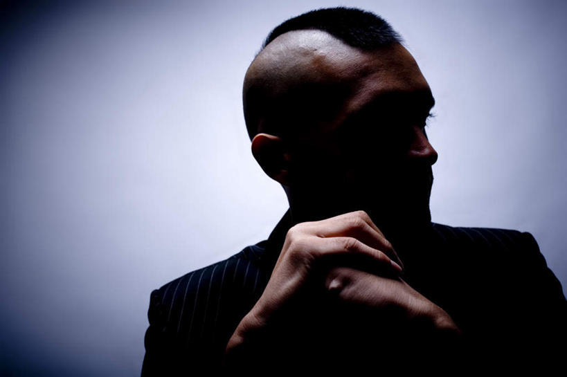 西方人,秃头,一个人,坐,横图,室内,白天,白色背景,正面,欧洲,欧洲人,仅一个男性,仅一个人,扭头,注视,仅一个年轻男性,观察,看,转头,摄影,影棚,观看,察看,关注,莫西干,男人,男性,年轻男性,白种人,光头,无发,坐着,半身,彩图,影棚拍摄,拍摄