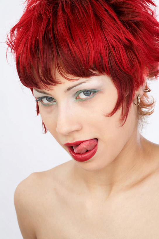 西方人,一个人,站,竖图,室内,白天,白色背景,正面,欧洲,欧洲人,仅一个年轻女性,仅一个女性,仅一个人,吐舌头,红色,伸舌头,站着,鬼脸,吐舌,摄影,影棚,舔舐,年轻女性,女人,女性,白种人,站立,半身,彩图,影棚拍摄,拍摄,短发