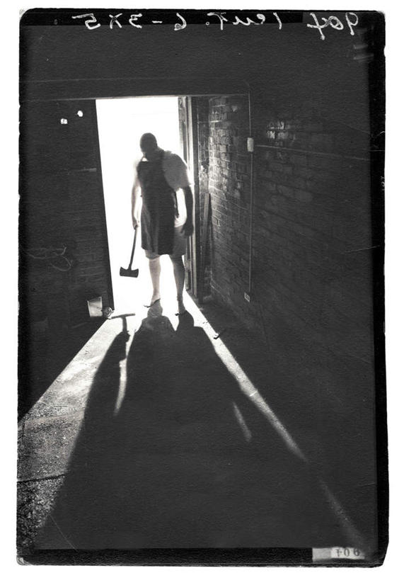 西方人,一个人,走,竖图,室内,白天,正面,门,欧洲,欧洲人,仅一个男性,仅一个人,阴影,光线,影子,仅一个年轻男性,阳光,门框,男人,男性,年轻男性,白种人,步行,散步,走路,彩图,全身