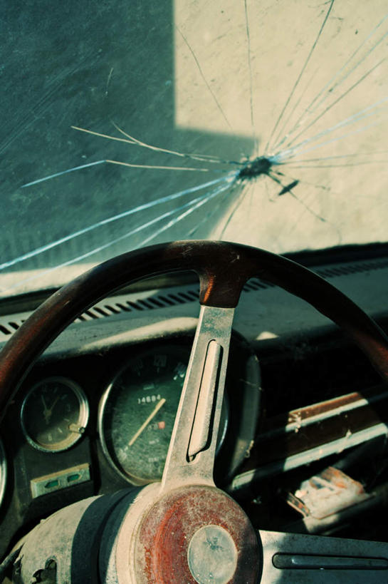 无人,竖图,室外,白天,正面,阴影,光线,挡风玻璃,影子,破坏,破损,阳光,方向盘,损坏,死亡,生命,仪表盘,交通事故,殒命,灭亡,危险,彩图