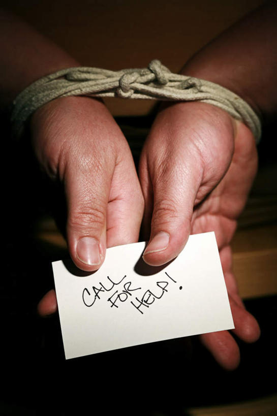 西方人,一个人,竖图,室内,夜晚,欧洲,欧洲人,仅一个男性,仅一个人,阴影,反射,影子,纸条,仅一个年轻男性,背面,绳子,绳索,紧急,求助,绑架,告急,危急,乞助,男人,男性,年轻男性,白种人,半身,彩图