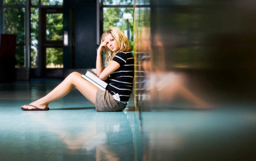 西方人,脸,头,眼睛,鼻子,嘴,耳朵,脸颊,眉毛,睫毛,手,一个人,学校,坐,横图,室内,白天,侧面,看书,阅读,窗户,落地窗,门,书籍,欧洲,欧洲人,瞳孔,仅一个年轻女性,仅一个女性,仅一个人,撑,学习,阴影,服装,反射,瓷砖,地砖,影子,墙,走道,走廊,过道,地面,注视,休闲装,校园,玻璃窗,墙壁,墙面,衣服,书本,门框,观察,看,托,休闲,教室,手部,休闲服,读书,浏览,眼部,服饰,观看,察看,关注,年轻女性,女人,女性,白种人,头部,鼻,鼻孔,耳,耳部,睫,口,口腔,脸部,脸蛋,眉,面部,眼,眼睫毛,眼眉,嘴巴,嘴唇,书,图书,坐着,彩图,全身,眼眉毛