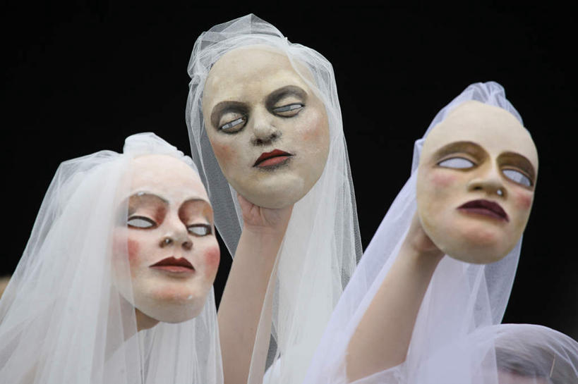 西方人,眼睛,鼻子,嘴,眉毛,睫毛,三个人,横图,室内,夜晚,正面,欧洲,欧洲人,瞳孔,阴影,反射,面具,影子,白色,纱巾,眼部,卫生,舞台剧,纯真,洁净,光明,恬静,中间色,朴素,清白,年轻女性,女人,女性,白种人,鼻,鼻孔,睫,口,口腔,眉,眼,眼睫毛,眼眉,嘴巴,嘴唇,半身,彩图,眼眉毛