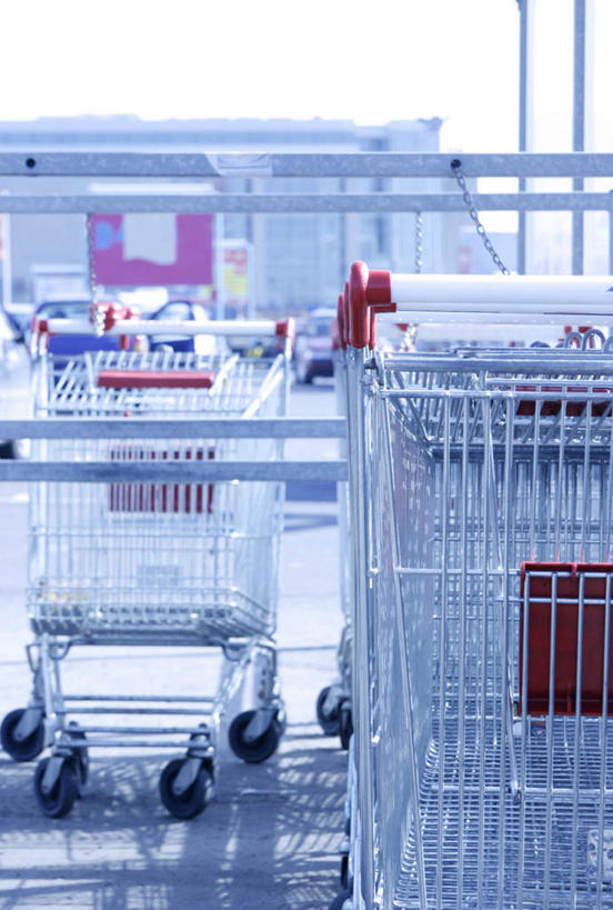 无人,停车场,竖图,室外,特写,白天,正面,静物,购物车,金属制品,两辆,阴影,光线,金属,影子,蓝色,蓝天,天空,阳光,天,晴朗,万里无云,晴空,晴空万里,彩图,泊车场