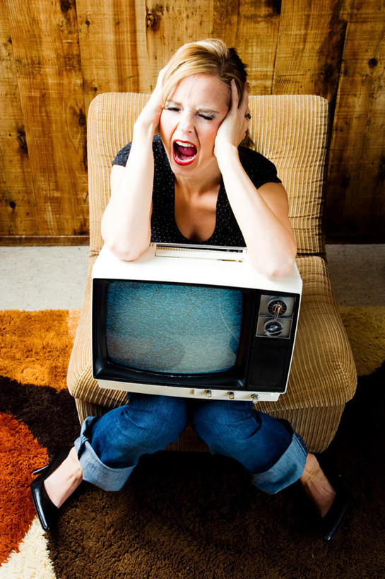 西方人,一个人,坐,竖图,俯视,室内,白天,电视,欧洲,欧洲人,仅一个年轻女性,仅一个女性,仅一个人,撑,服装,墙,托腮,休闲装,墙壁,墙面,衣服,托,张嘴,休闲,休闲服,服饰,托下巴,彩电,张大嘴巴,显像管屏,显像管屏幕,黑白电视机,年轻女性,女人,女性,白种人,电视机,张开嘴,坐着,彩图,高角度拍摄,全身