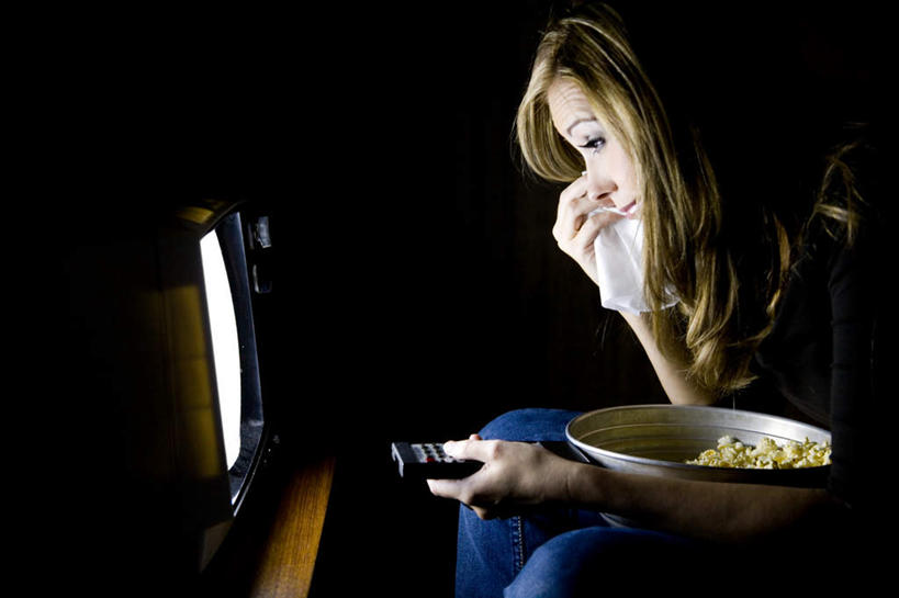 点心,西方人,一个人,哭,横图,室内,夜晚,侧面,电视,欧洲,欧洲人,仅一个年轻女性,仅一个女性,仅一个人,握,阴影,光线,影子,灯光,食品,拿,拿着,食物,纸巾,零食,爆米花,握着,彩电,垃圾食品,膨化食品,零嘴,显像管屏,显像管屏幕,黑白电视机,年轻女性,女人,女性,白种人,电视机,半身,彩图,哭泣,哭啼