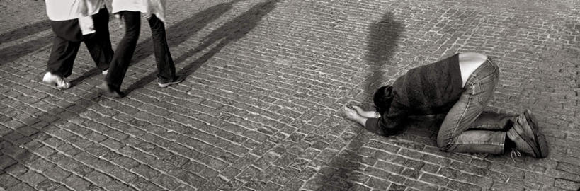 西方人,腿部,腿,三个人,伙伴,朋友,走,跪,横图,全景,俯视,室外,白天,运动鞋,友谊,道路,路,公路,鞋子,欧洲,欧洲人,阴影,光线,影子,交通,拾荒者,阳光,乞丐,休闲鞋,乞讨,叫花子,叫化子,友情,男人,男性,年轻男性,白种人,马路,步行,跪着,散步,走路,半身,彩图,高角度拍摄