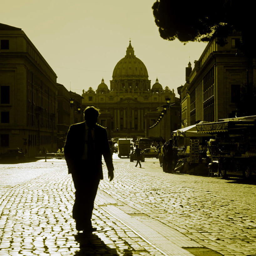 西方人,一个人,教堂,走,方图,室外,白天,道路,路,公路,欧洲,梵蒂冈,欧洲人,仅一个男性,仅一个人,阴影,光线,影子,交通,仅一个年轻男性,背面,阳光,宗教,信仰,南欧,信念,梵蒂冈城国,男人,男性,年轻男性,白种人,马路,步行,散步,走路,彩图,全身,大教堂,礼拜堂