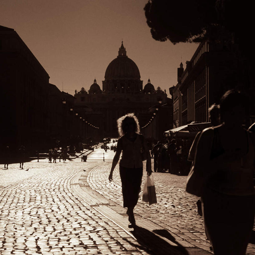 西方人,三个人,伙伴,朋友,教堂,走,方图,室外,白天,友谊,道路,路,公路,欧洲,梵蒂冈,欧洲人,阴影,光线,影子,交通,背面,阳光,宗教,信仰,南欧,信念,梵蒂冈城国,友情,男人,男性,年轻男性,年轻女性,女人,女性,白种人,马路,步行,散步,走路,彩图,全身,大教堂,礼拜堂