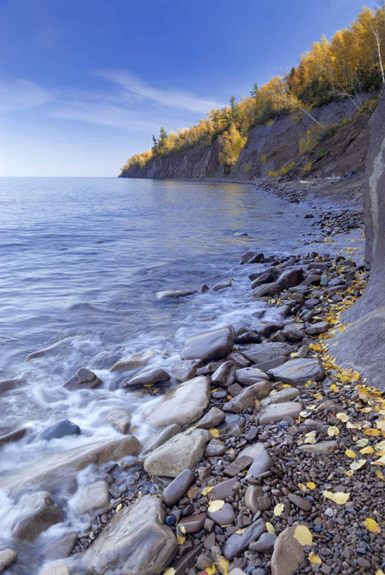无人,竖图,俯视,室外,白天,旅游,度假,海浪,海洋,石头,美景,植物,美国,光线,石子,岸边,海岸,景观,浪花,云,云朵,云彩,娱乐,蓝色,绿色,白云,蓝天,天空,阳光,自然,海水,天,享受,休闲,景色,放松,生长,晴朗,成长,北美,北美洲,自然风光,美洲,海景,北亚美利加洲,亚美利加洲,密歇根,密歇根州,貂熊州,狼獾之州,狼獾州,苏必利尔湖,大海,风浪,海,海水的波动,近岸浪,石块,岩石,涌浪,晴空,彩图,高角度拍摄