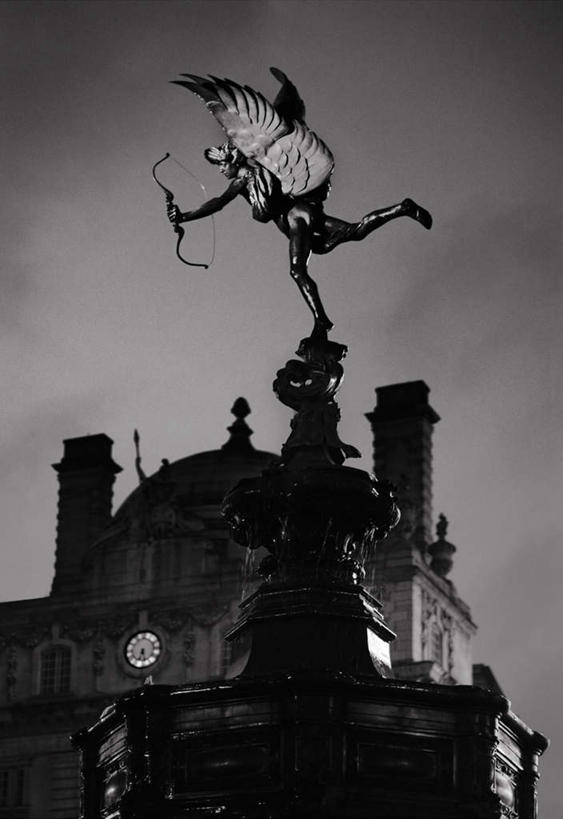 无人,站,竖图,黑白,室外,白天,仰视,度假,美景,雾,城市风光,城市,雕塑,英国,欧洲,朦胧,模糊,艺术,装饰,围绕,雕刻,雕像,景观,娱乐,石雕,英格兰,皮卡迪利广场,工艺品,站着,享受,休闲,景色,放松,缭绕,纪念,美术,迷雾,昏暗,西欧,主题,大不列颠,爱神,丘比特,陈列,旋绕,大不列颠及北爱尔兰联合王国,功能,美学,大不列颠联合王国,日不落英帝国,萦绕,灰暗,晦暗,英吉利,回绕,大雾,站立,低角度拍摄