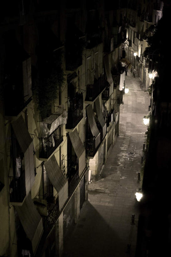 无人,家,竖图,俯视,室外,夜晚,街道,路灯,照明,西班牙,欧洲,巴塞罗那,破旧,陈旧,房屋,屋子,小巷,灯光,楼房,住宅,灯,照亮,贫困,贫穷,照明设备,南欧,困难,首府,加泰罗尼亚,西班牙王国,陈腐,贫苦,穷苦,清苦,清贫,破败,彩图,高角度拍摄,房子