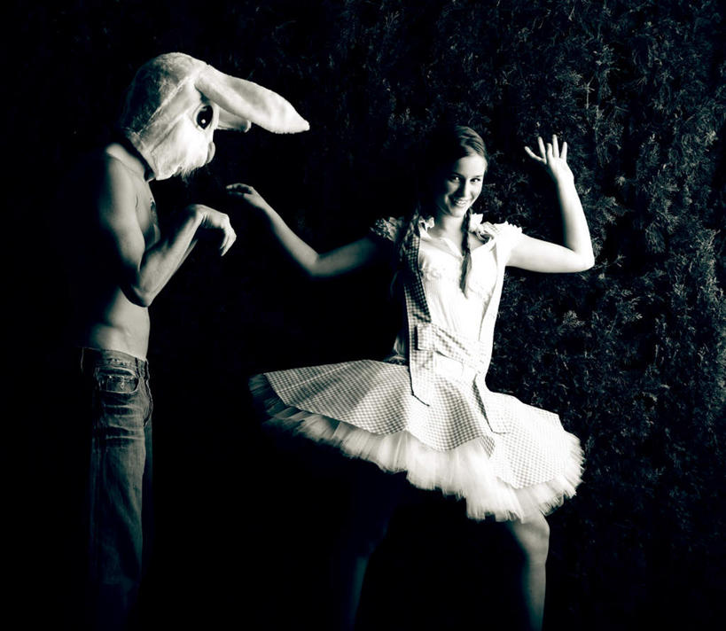 西方人,两个人,站,举,握手,横图,室外,夜晚,正面,裙子,欧洲,欧洲人,表演,连衣裙,服装,注视,扮演,衣服,白色,观察,看,托,站着,服饰,观看,察看,演出,昏暗,衣着,穿着,关注,兔子装,衣饰,灰暗,晦暗,男人,男性,年轻男性,年轻女性,女人,女性,白种人,搀手,举起,举手,举着,拉手,手搀手,手拉手,手牵手,手握手,向上举,向上伸,向上托,站立,半身,彩图