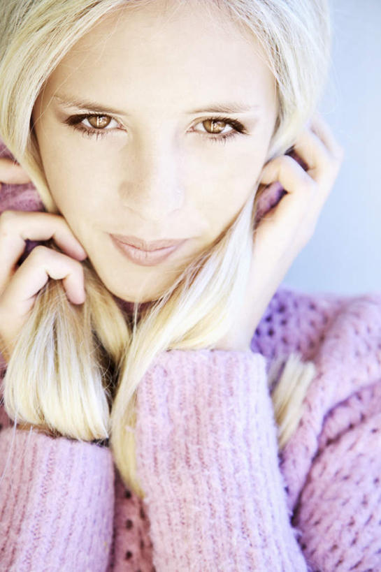 西方人,脸,头,眼睛,鼻子,嘴,脸颊,眉毛,睫毛,手,一个人,竖图,室内,特写,白天,正面,毛衣,欧洲,欧洲人,双手,瞳孔,仅一个年轻女性,仅一个女性,仅一个人,撑,托腮,注视,紫色,观察,看,托,手部,美女,眼部,观看,察看,关注,托下巴,玉人,年轻女性,女人,女性,白种人,头部,鼻,鼻孔,睫,脸部,脸蛋,眉,面部,眼,眼睫毛,眼眉,嘴巴,嘴唇,半身,彩图,绒衣,套衫,套头毛衣,线衣,眼眉毛