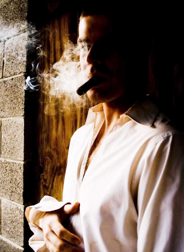 西方人,一个人,站,吸烟,竖图,室内,白天,侧面,香烟,欧洲,欧洲人,仅一个男性,仅一个人,仅一个中年男性,阴影,睡衣,光线,影子,阳光,站着,烟,寝衣,男人,男性,中年男性,白种人,卷烟,烟草,纸烟,抽烟,站立,半身,彩图