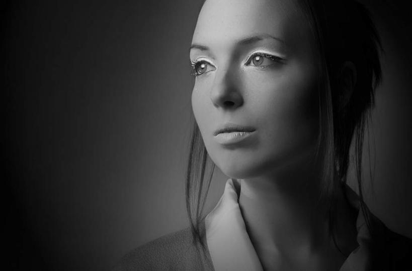 西方人,脸,头,眼睛,鼻子,嘴,脸颊,眉毛,睫毛,一个人,模特,横图,室外,白天,正面,化妆,欧洲,欧洲人,瞳孔,仅一个年轻女性,仅一个女性,仅一个人,灰色背景,注视,观察,看,美女,眼部,摄影,影棚,观看,察看,关注,玉人,年轻女性,女人,女性,白种人,头部,鼻,鼻孔,睫,脸部,脸蛋,眉,面部,眼,眼睫毛,眼眉,嘴巴,嘴唇,模特儿,半身,彩图,影棚拍摄,拍摄,眼眉毛