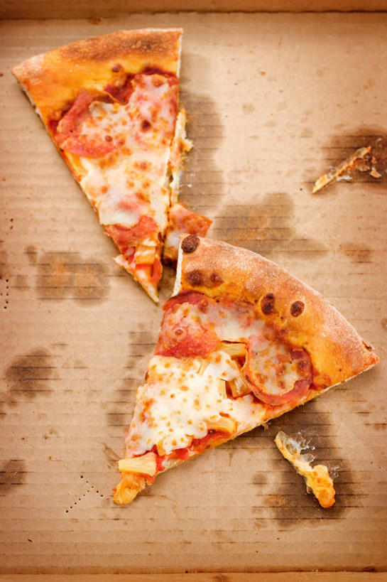 无人,竖图,俯视,室内,白天,烹饪,西餐,两块,香肠,料理,食品,披萨,腊肠,菜肴,美食,食物,快餐,西式,佳肴,纸板,放置,搁置,安排,比萨,西式快餐,垃圾食品,意大利薄饼,彩图,高角度拍摄