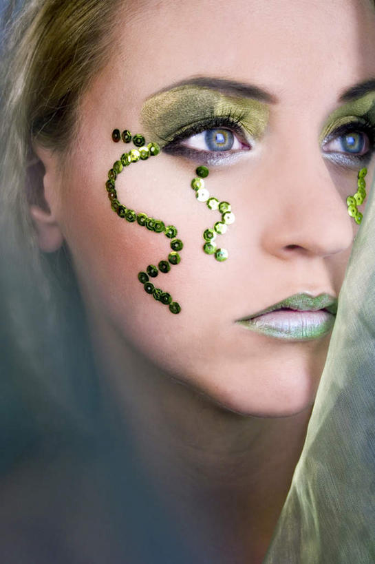 西方人,脸,头,眼睛,鼻子,嘴,脸颊,眉毛,睫毛,头发,一个人,竖图,室内,特写,白天,侧面,化妆,欧洲,欧洲人,瞳孔,仅一个年轻女性,仅一个女性,仅一个人,注视,红色,绿色,观察,看,眼影,美女,妩媚,遮,遮掩,眼部,观看,察看,掩盖,遮挡,关注,遮盖,掩饰,玉人,年轻女性,女人,女性,白种人,头部,发型,鼻,鼻孔,睫,脸部,脸蛋,眉,面部,眼,眼睫毛,眼眉,嘴巴,嘴唇,半身,彩图,眼眉毛