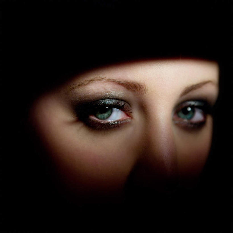 西方人,脸,头,眼睛,脸颊,眉毛,睫毛,一个人,方图,室内,特写,白天,正面,欧洲,欧洲人,瞳孔,仅一个年轻女性,仅一个女性,仅一个人,阴影,黑色背景,光线,影子,注视,阳光,观察,看,美女,妩媚,眼部,摄影,影棚,观看,察看,关注,玉人,年轻女性,女人,女性,白种人,头部,睫,脸部,脸蛋,眉,面部,眼,眼睫毛,眼眉,半身,彩图,影棚拍摄,拍摄,眼眉毛