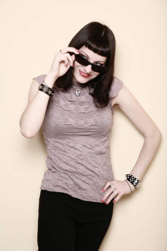 西方人,手,一个人,站,竖图,室内,特写,白天,正面,欧洲,欧洲人,仅一个年轻女性,仅一个女性,仅一个人,一副,握,黄色背景,服装,墨镜,眼镜,拿,拿着,注视,休闲装,手叉腰,衣服,太阳镜,太阳眼镜,叉腰,观察,看,站着,休闲,手部,休闲服,遮阳镜,美女,握着,摄影,服饰,影棚,观看,察看,关注,玉人,年轻女性,女人,女性,白种人,站立,半身,彩图,影棚拍摄,拍摄