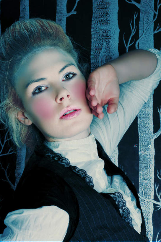 西方人,脸,头,眼睛,鼻子,嘴,脸颊,眉毛,睫毛,手,一个人,摸,竖图,室内,特写,白天,侧面,化妆,欧洲,欧洲人,瞳孔,仅一个年轻女性,仅一个女性,仅一个人,抚摸,注视,黑色,观察,看,手部,腮红,眼影,美女,妩媚,眼部,观看,单手,察看,红唇,关注,演出服,扮装,玉人,年轻女性,女人,女性,白种人,头部,鼻,鼻孔,睫,脸部,脸蛋,眉,面部,眼,眼睫毛,眼眉,嘴巴,嘴唇,触摸,接触,半身,彩图,化装,眼眉毛