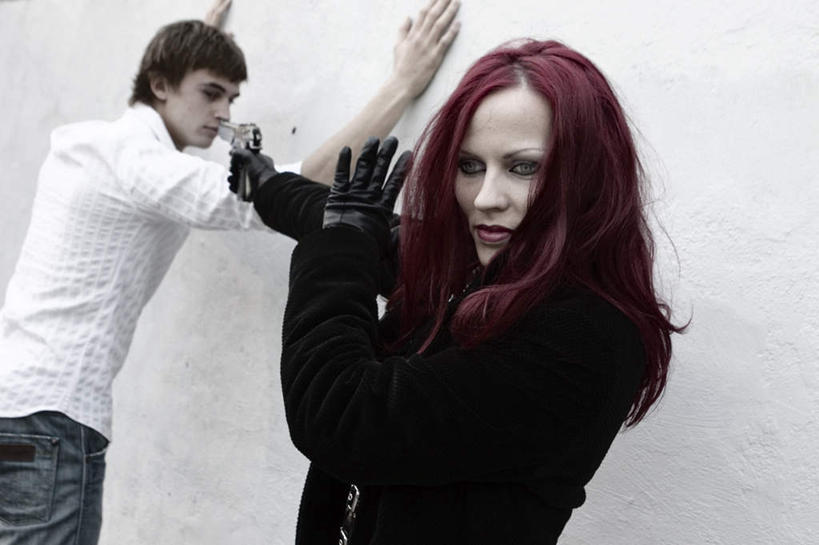 西方人,手,头发,两个人,横图,室外,白天,正面,欧洲,欧洲人,双手,撑,服装,墙,休闲装,墙壁,墙面,衣服,红色,白色,黑色,休闲,手部,休闲服,服饰,撑着,暴力,冷酷,男人,男性,年轻男性,年轻女性,女人,女性,白种人,半身,彩图