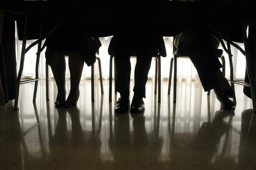 西方人,腿部,腿,三个人,商务人士,商务男性,商务女性,坐,横图,黑白,室内,白天,正面,鞋,衬衫,地板,桌子,鞋子,椅子,欧洲,欧洲人,阴影,套装,开会,会议,反射,影子,办公桌,皮革,会议椅,办公椅,商务装,集会,工薪阶层,商务椅,培训椅,男人,男性,年轻男性,年轻女性,女人,女性,白种人,白领,上班族,坐着,半身,衬衣,皮鞋