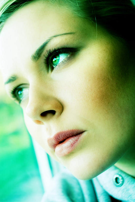 西方人,脸,头,眼睛,脸颊,眉毛,睫毛,一个人,竖图,俯视,室外,特写,白天,欧洲,欧洲人,瞳孔,仅一个年轻女性,仅一个女性,仅一个人,服装,扭头,注视,休闲装,衣服,蓝色,观察,看,转头,休闲,休闲服,忧伤,眼部,服饰,观看,察看,郁闷,关注,忧郁,担心,年轻女性,女人,女性,白种人,头部,睫,脸部,脸蛋,眉,面部,眼,眼睫毛,眼眉,半身,彩图,高角度拍摄,眼眉毛